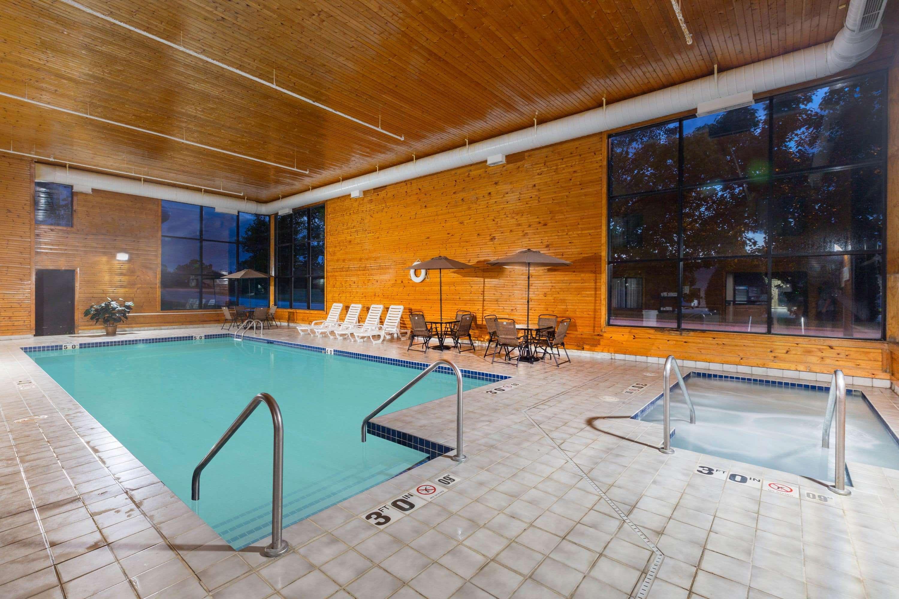 Baymont Inn & Suites By Wyndham Mukwonago Exterior foto
